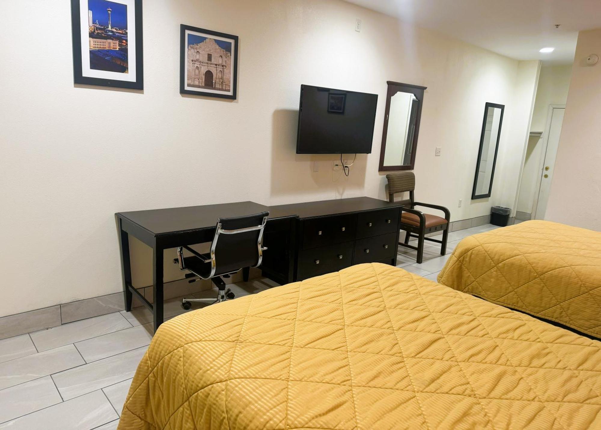 Pecan Valley Inn & Suites San Antonio Exterior photo